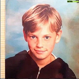 M. Pokora Instagram - Ceux qui ont vécu les années 90 postez nous vos vraies photos des 90’s plutôt que celles de #Epik 😬