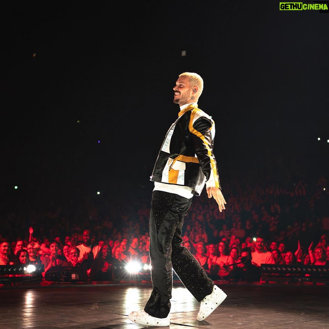 M. Pokora Instagram - Swipe pour voir le visage des gens quand ils viennent sur la tournée. Des sourires, des yeux qui brillent et surtout, une salle pleine de bienveillance. Merci la vie de me laisser divertir un maximum de gens. J’ai le meilleur public, celui dont je rêvais gamin dans ma chambre. C’est si bon de vous retrouver après + de 3 ans loin de la scène. 🫶🏼 MERCI d’être vous et d’être LÀ. #EpicentreTour 📷 @joeymatras