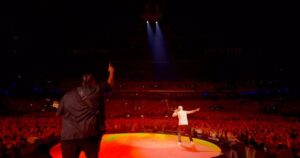 M. Pokora Instagram - Avec nous au coeur du volcan! Toujours un moment incroyable pendant A NOS ACTES MANQUÉS!
On se voit bientôt dans vos zéniths/arenas ! #EpicentreTour Lesssssgooooooo! 🕺🏼🤩🔥

🎥 @smartprod.co