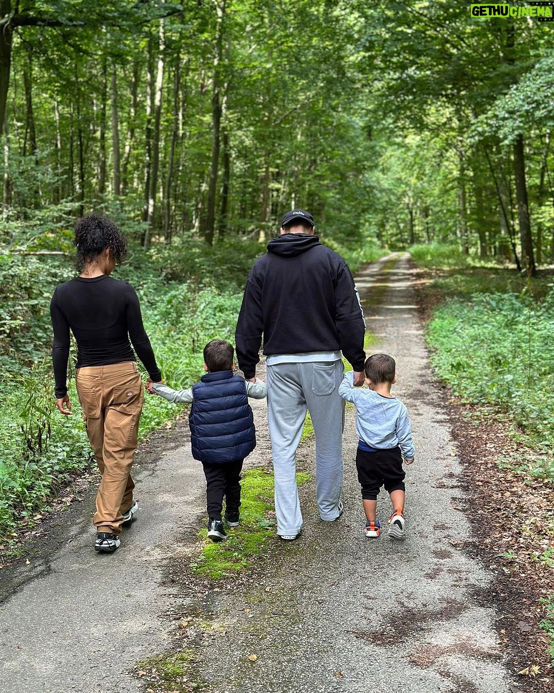 M. Pokora Instagram - La campagne, ça vous gagne. Les enfants sont des FOUS de nature, d’animaux, d’insectes et ce n’est pas pour nous déplaire 🙌🏼 Haute-Normandie, France