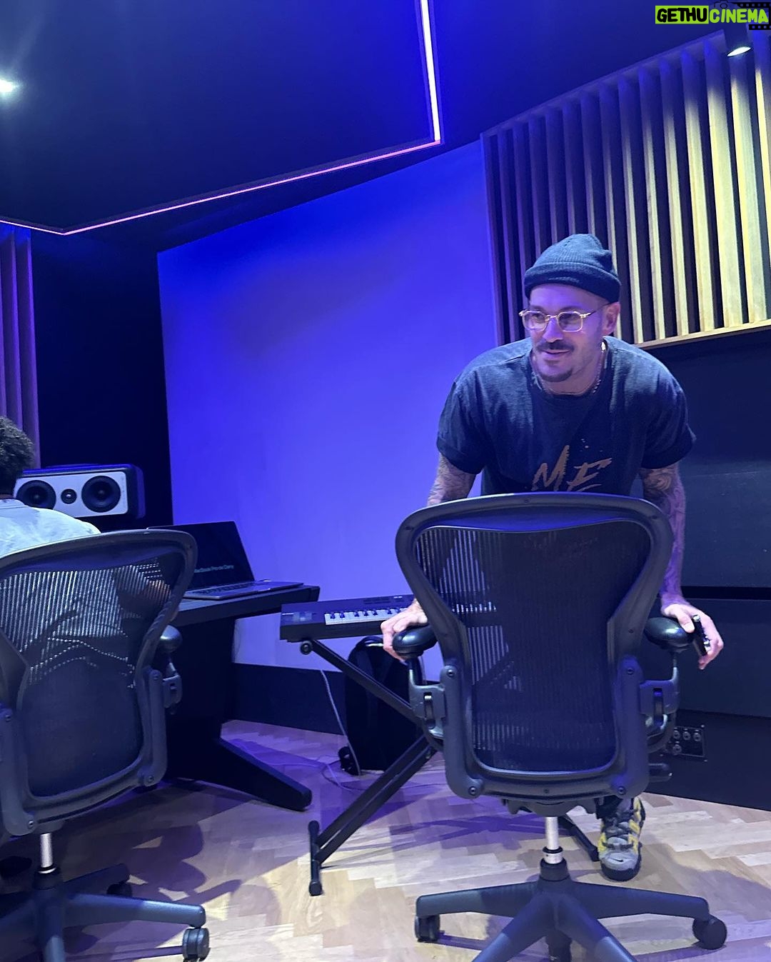 M. Pokora Instagram - 1. La tête de la satisfaction. 2. Ça parle d’immobilier pas du tout de musique. 3. Quand finalement je pose ma voix sur un son le producteur sait que la sacem va finir par tomber alors il est content... 4. My forever first child ♾️ Paris, France