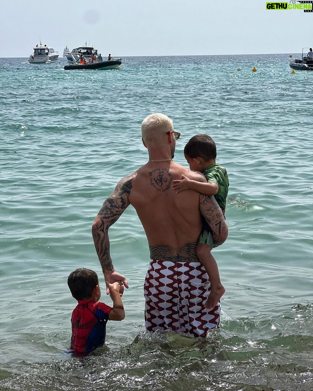 M. Pokora Instagram - Juillet merci pour les bénédictions. Famille, amis, festivals, foot, mer… VIE 🙏🏼🫶🏼