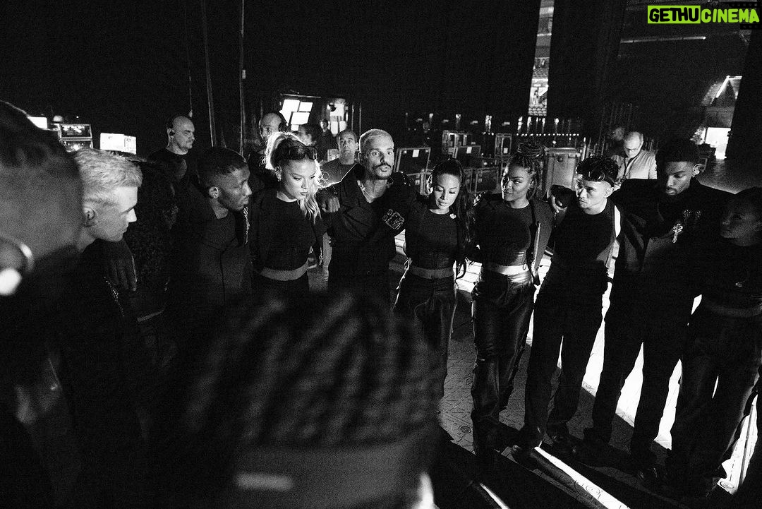 M. Pokora Instagram - Un vrai leader ne génère pas des suiveurs… il génère d’autres leaders… Love bomb sur mon équipe. 🤍