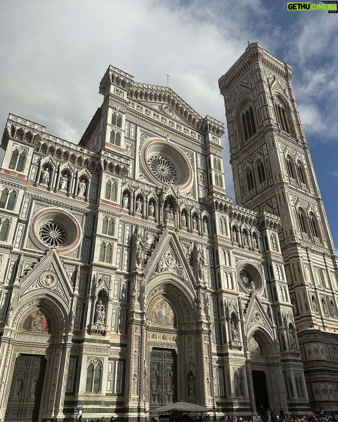 M. Pokora Instagram - 1. Touristes à Florence . 2. Cattedrale di Santa Maria del Fiore . 3. David ©️Michelangelo . 4. Details . 5. La meuuuuule . 6. Basilica di Santa Maria Novella . Firenze, Italia