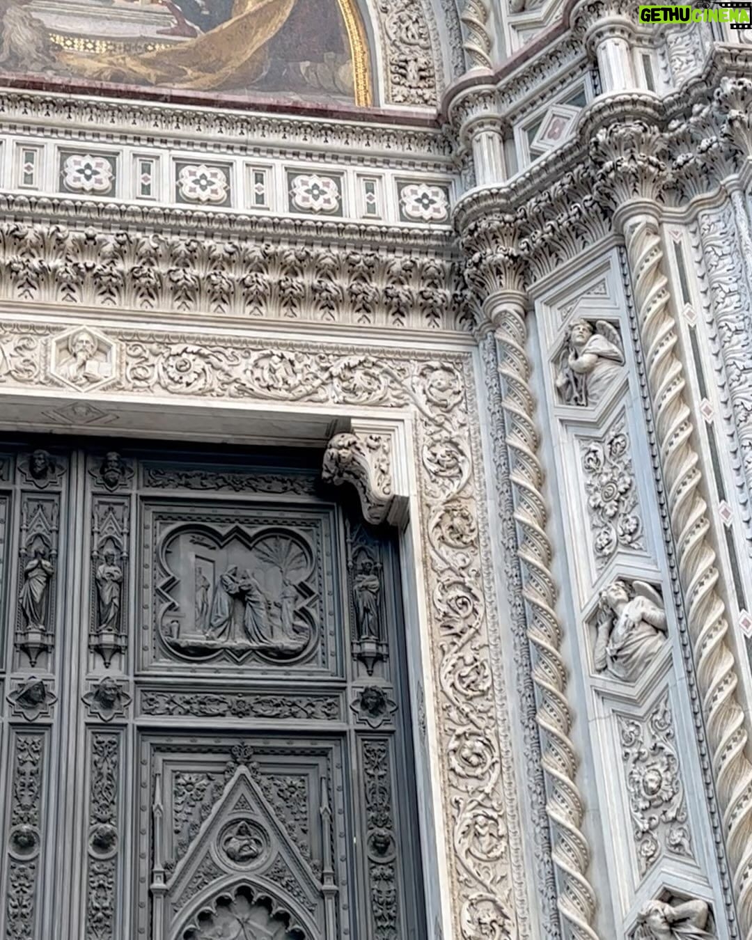 M. Pokora Instagram - 1. Touristes à Florence . 2. Cattedrale di Santa Maria del Fiore . 3. David ©️Michelangelo . 4. Details . 5. La meuuuuule . 6. Basilica di Santa Maria Novella . Firenze, Italia