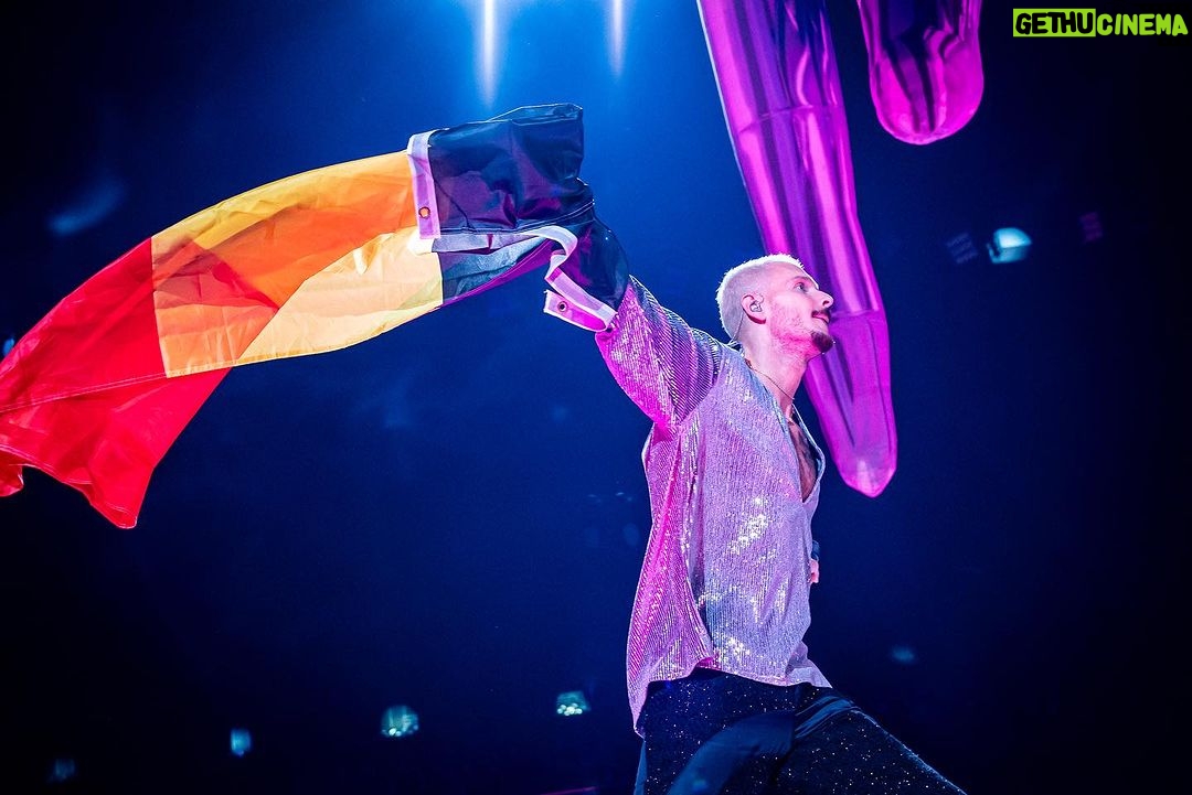 M. Pokora Instagram - Bruxelles dump 🇧🇪: 1. Fam 2. Diable rouge 3. MP’s angels 4. Au coeur du volcan 5. 🥹 6. 40 celcius/ 104 fahrenheit 7. Y a qu’à moi que va ce pantalon cherchez pas… 8. La main divine 9. Squad 📸 @pixelinephoto Palais 12