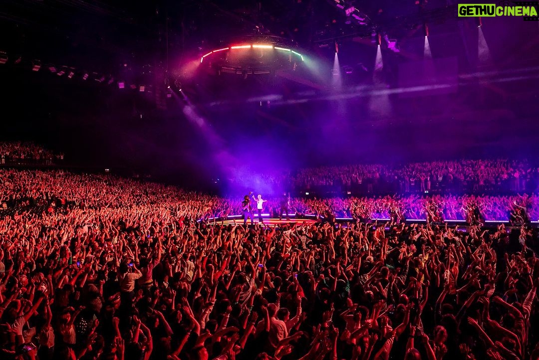 M. Pokora Instagram - Bruxelles dump 🇧🇪: 1. Fam 2. Diable rouge 3. MP’s angels 4. Au coeur du volcan 5. 🥹 6. 40 celcius/ 104 fahrenheit 7. Y a qu’à moi que va ce pantalon cherchez pas… 8. La main divine 9. Squad 📸 @pixelinephoto Palais 12