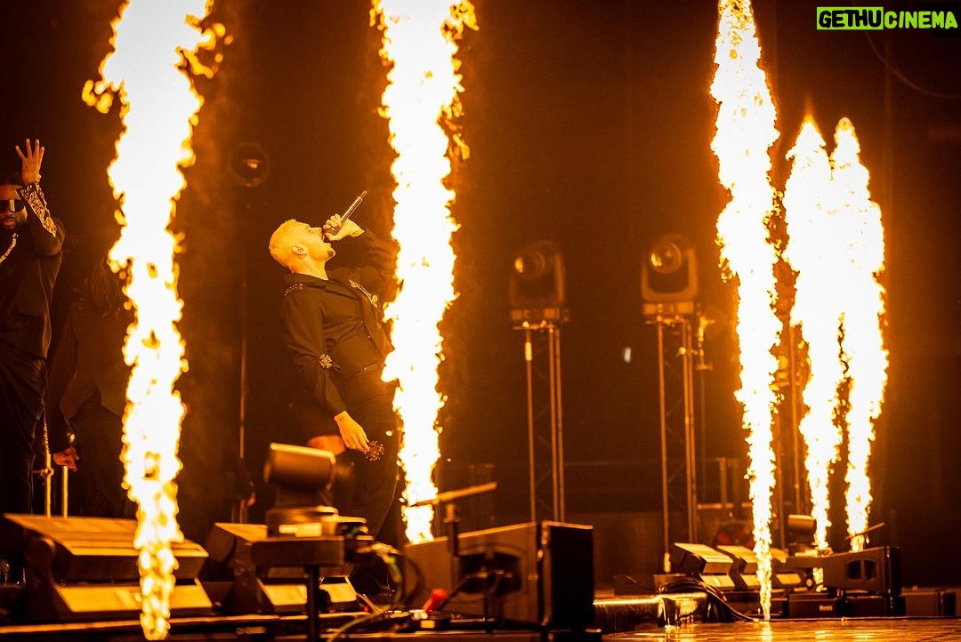 M. Pokora Instagram - Bruxelles dump 🇧🇪: 1. Fam 2. Diable rouge 3. MP’s angels 4. Au coeur du volcan 5. 🥹 6. 40 celcius/ 104 fahrenheit 7. Y a qu’à moi que va ce pantalon cherchez pas… 8. La main divine 9. Squad 📸 @pixelinephoto Palais 12