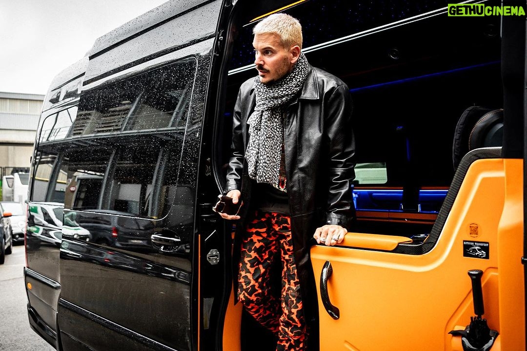 M. Pokora Instagram - Bruxelles dump 🇧🇪: 1. Fam 2. Diable rouge 3. MP’s angels 4. Au coeur du volcan 5. 🥹 6. 40 celcius/ 104 fahrenheit 7. Y a qu’à moi que va ce pantalon cherchez pas… 8. La main divine 9. Squad 📸 @pixelinephoto Palais 12