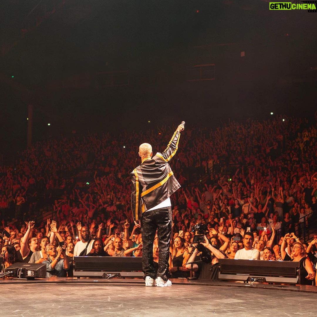 M. Pokora Instagram - Swipe pour voir le visage des gens quand ils viennent sur la tournée. Des sourires, des yeux qui brillent et surtout, une salle pleine de bienveillance. Merci la vie de me laisser divertir un maximum de gens. J’ai le meilleur public, celui dont je rêvais gamin dans ma chambre. C’est si bon de vous retrouver après + de 3 ans loin de la scène. 🫶🏼 MERCI d’être vous et d’être LÀ. #EpicentreTour 📷 @joeymatras