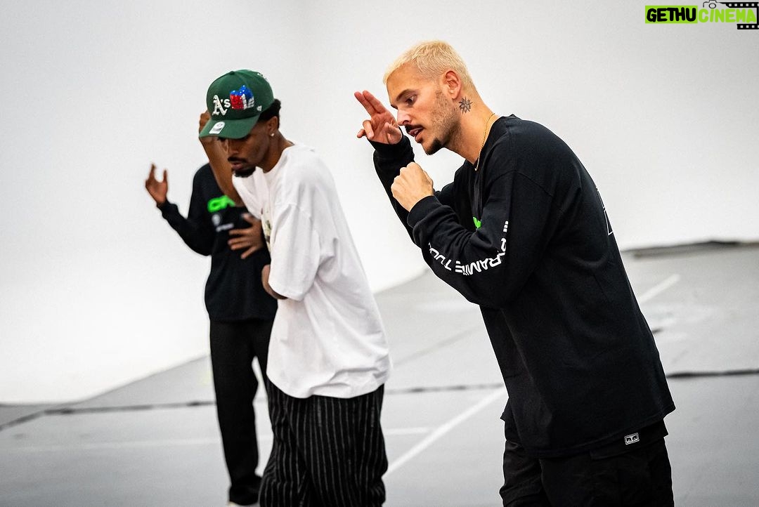 M. Pokora Instagram - Dimanche au bureau 🕺🏼 J-5 #EpicentreTour ⏳