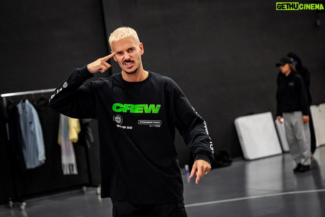 M. Pokora Instagram - Dimanche au bureau 🕺🏼 J-5 #EpicentreTour ⏳
