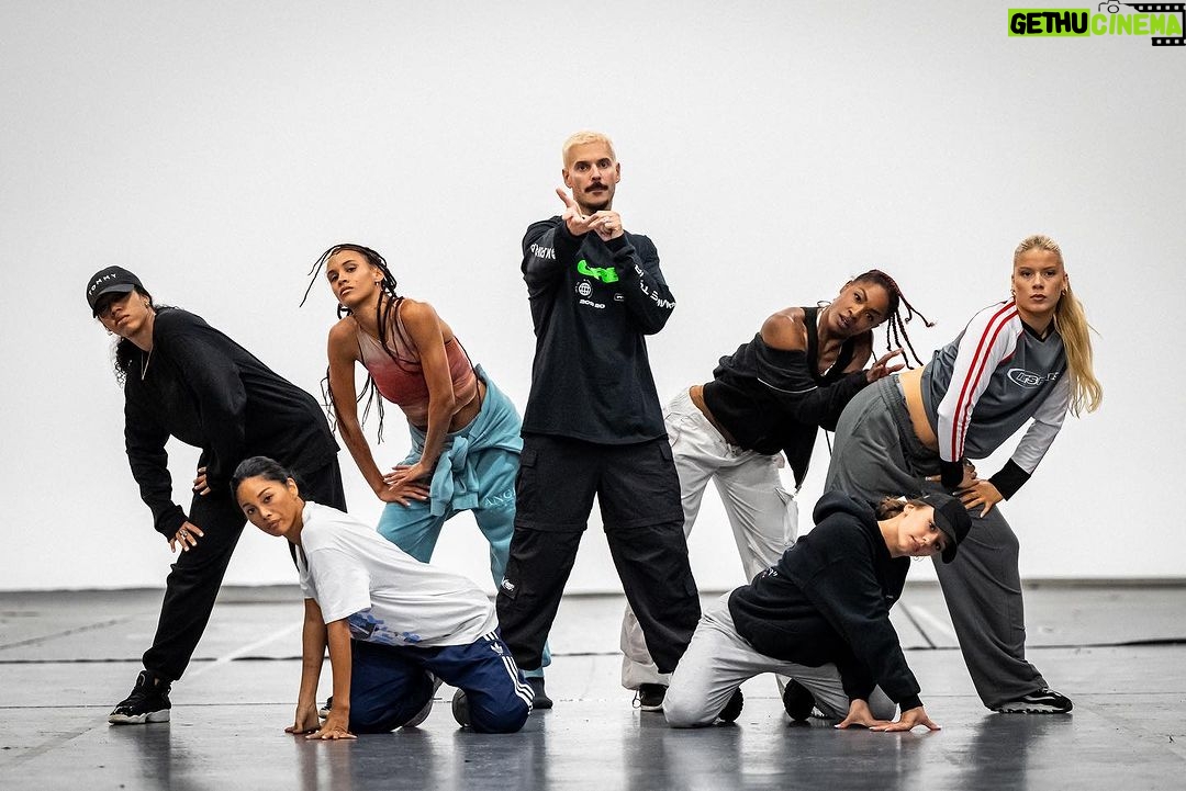 M. Pokora Instagram - Dimanche au bureau 🕺🏼 J-5 #EpicentreTour ⏳