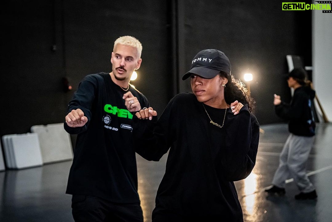 M. Pokora Instagram - Dimanche au bureau 🕺🏼 J-5 #EpicentreTour ⏳