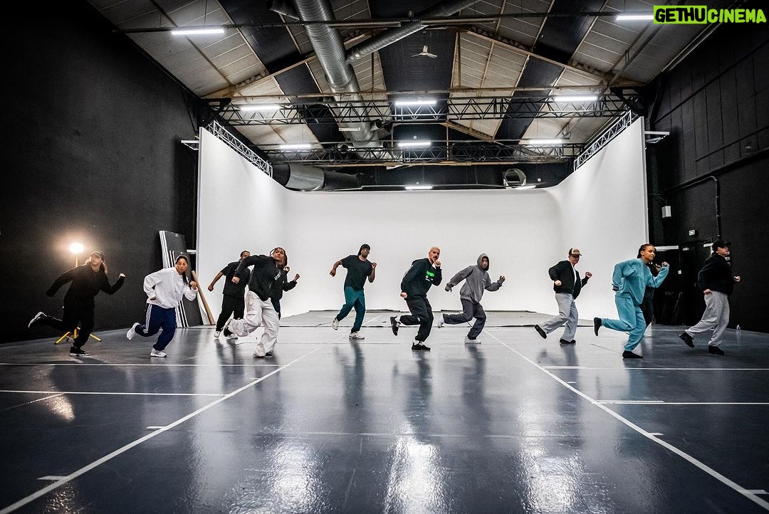 M. Pokora Instagram - Dimanche au bureau 🕺🏼 J-5 #EpicentreTour ⏳