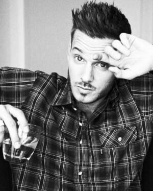 M. Pokora Instagram - Depuis quelques jours ça fait exactement 20 ans que tout a commencé… De l’ado au père de famille. Un petit dump qui ne nous rajeunira pas… À toutes celles et ceux qui ont croisé ma route, qui font parti de ce chemin de près ou de loin, aux 20 années passées sous votre regard bienveillant… et aux 20 prochaines!! 🥂🫶🏼 MERCI 
Ps: j’ai commencé y avait pas la HD, la TV était en 4:3, on vendait des CD, des cassettes, y avait pas de caméras sur les téléphones, le iphone n’existait pas, youtube n’existait pas… je m’arrête là 🤣✌🏼