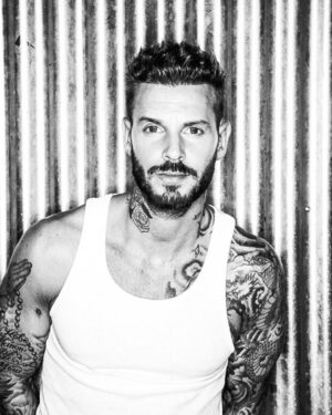 M. Pokora Instagram - Depuis quelques jours ça fait exactement 20 ans que tout a commencé… De l’ado au père de famille. Un petit dump qui ne nous rajeunira pas… À toutes celles et ceux qui ont croisé ma route, qui font parti de ce chemin de près ou de loin, aux 20 années passées sous votre regard bienveillant… et aux 20 prochaines!! 🥂🫶🏼 MERCI 
Ps: j’ai commencé y avait pas la HD, la TV était en 4:3, on vendait des CD, des cassettes, y avait pas de caméras sur les téléphones, le iphone n’existait pas, youtube n’existait pas… je m’arrête là 🤣✌🏼