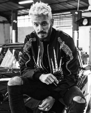 M. Pokora Instagram - Depuis quelques jours ça fait exactement 20 ans que tout a commencé… De l’ado au père de famille. Un petit dump qui ne nous rajeunira pas… À toutes celles et ceux qui ont croisé ma route, qui font parti de ce chemin de près ou de loin, aux 20 années passées sous votre regard bienveillant… et aux 20 prochaines!! 🥂🫶🏼 MERCI 
Ps: j’ai commencé y avait pas la HD, la TV était en 4:3, on vendait des CD, des cassettes, y avait pas de caméras sur les téléphones, le iphone n’existait pas, youtube n’existait pas… je m’arrête là 🤣✌🏼