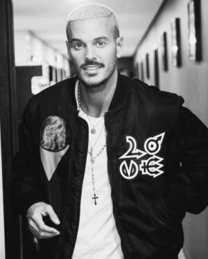 M. Pokora Instagram - Depuis quelques jours ça fait exactement 20 ans que tout a commencé… De l’ado au père de famille. Un petit dump qui ne nous rajeunira pas… À toutes celles et ceux qui ont croisé ma route, qui font parti de ce chemin de près ou de loin, aux 20 années passées sous votre regard bienveillant… et aux 20 prochaines!! 🥂🫶🏼 MERCI 
Ps: j’ai commencé y avait pas la HD, la TV était en 4:3, on vendait des CD, des cassettes, y avait pas de caméras sur les téléphones, le iphone n’existait pas, youtube n’existait pas… je m’arrête là 🤣✌🏼