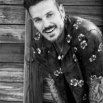 M. Pokora Instagram - Depuis quelques jours ça fait exactement 20 ans que tout a commencé… De l’ado au père de famille. Un petit dump qui ne nous rajeunira pas… À toutes celles et ceux qui ont croisé ma route, qui font parti de ce chemin de près ou de loin, aux 20 années passées sous votre regard bienveillant… et aux 20 prochaines!! 🥂🫶🏼 MERCI Ps: j’ai commencé y avait pas la HD, la TV était en 4:3, on vendait des CD, des cassettes, y avait pas de caméras sur les téléphones, le iphone n’existait pas, youtube n’existait pas… je m’arrête là 🤣✌🏼