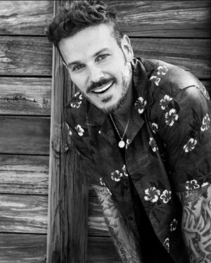 M. Pokora Instagram - Depuis quelques jours ça fait exactement 20 ans que tout a commencé… De l’ado au père de famille. Un petit dump qui ne nous rajeunira pas… À toutes celles et ceux qui ont croisé ma route, qui font parti de ce chemin de près ou de loin, aux 20 années passées sous votre regard bienveillant… et aux 20 prochaines!! 🥂🫶🏼 MERCI 
Ps: j’ai commencé y avait pas la HD, la TV était en 4:3, on vendait des CD, des cassettes, y avait pas de caméras sur les téléphones, le iphone n’existait pas, youtube n’existait pas… je m’arrête là 🤣✌🏼