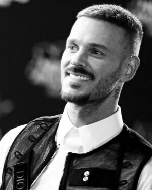 M. Pokora Instagram - Depuis quelques jours ça fait exactement 20 ans que tout a commencé… De l’ado au père de famille. Un petit dump qui ne nous rajeunira pas… À toutes celles et ceux qui ont croisé ma route, qui font parti de ce chemin de près ou de loin, aux 20 années passées sous votre regard bienveillant… et aux 20 prochaines!! 🥂🫶🏼 MERCI 
Ps: j’ai commencé y avait pas la HD, la TV était en 4:3, on vendait des CD, des cassettes, y avait pas de caméras sur les téléphones, le iphone n’existait pas, youtube n’existait pas… je m’arrête là 🤣✌🏼