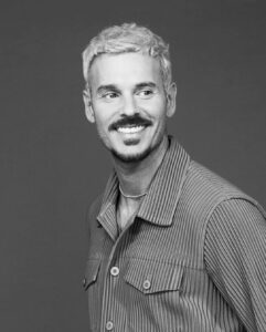 M. Pokora Instagram - Depuis quelques jours ça fait exactement 20 ans que tout a commencé… De l’ado au père de famille. Un petit dump qui ne nous rajeunira pas… À toutes celles et ceux qui ont croisé ma route, qui font parti de ce chemin de près ou de loin, aux 20 années passées sous votre regard bienveillant… et aux 20 prochaines!! 🥂🫶🏼 MERCI Ps: j’ai commencé y avait pas la HD, la TV était en 4:3, on vendait des CD, des cassettes, y avait pas de caméras sur les téléphones, le iphone n’existait pas, youtube n’existait pas… je m’arrête là 🤣✌🏼