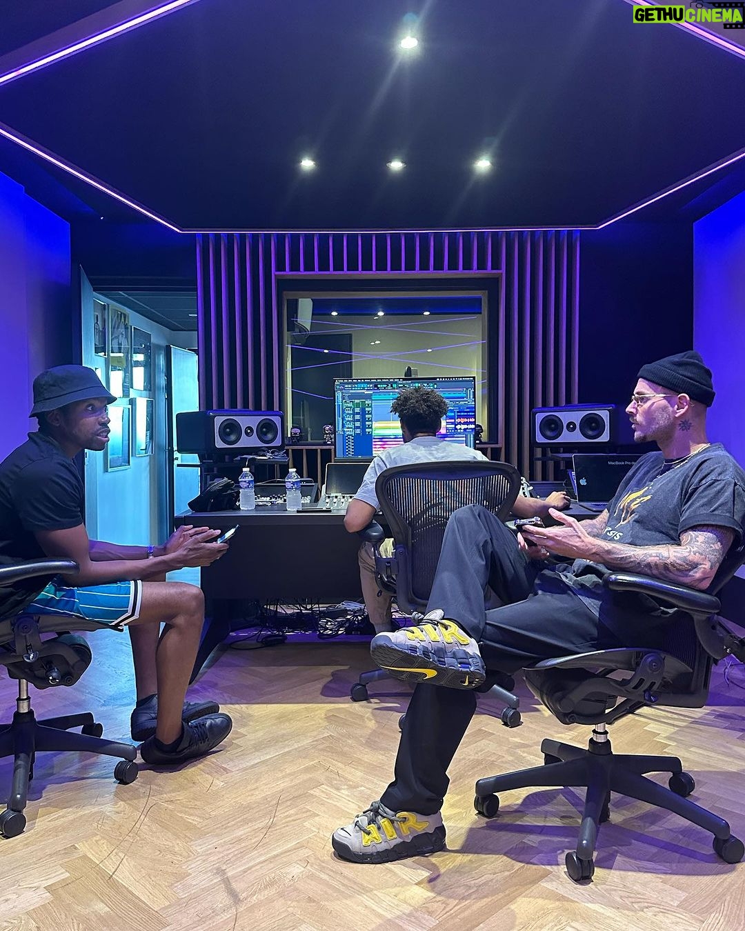 M. Pokora Instagram - 1. La tête de la satisfaction. 2. Ça parle d’immobilier pas du tout de musique. 3. Quand finalement je pose ma voix sur un son le producteur sait que la sacem va finir par tomber alors il est content... 4. My forever first child ♾️ Paris, France