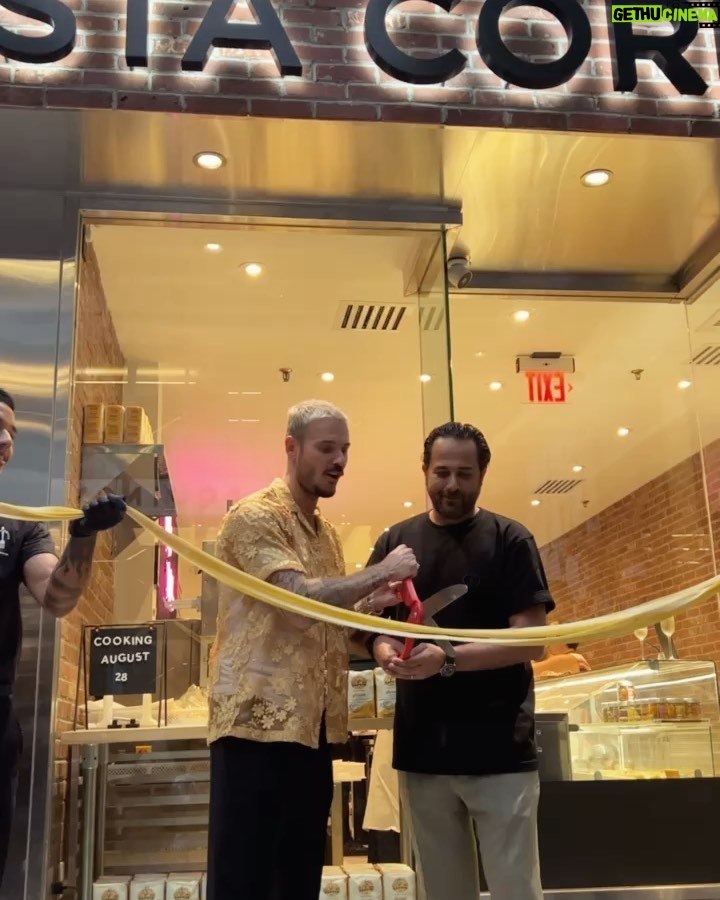 M. Pokora Instagram - 2 amis, 1 rêve. « If i can make it there, i’ll make it anywhere » @pastacorner_us New York (9 east 53rd street) ouverture le 28 août. Another one! 53rd Street and 5th Avenue