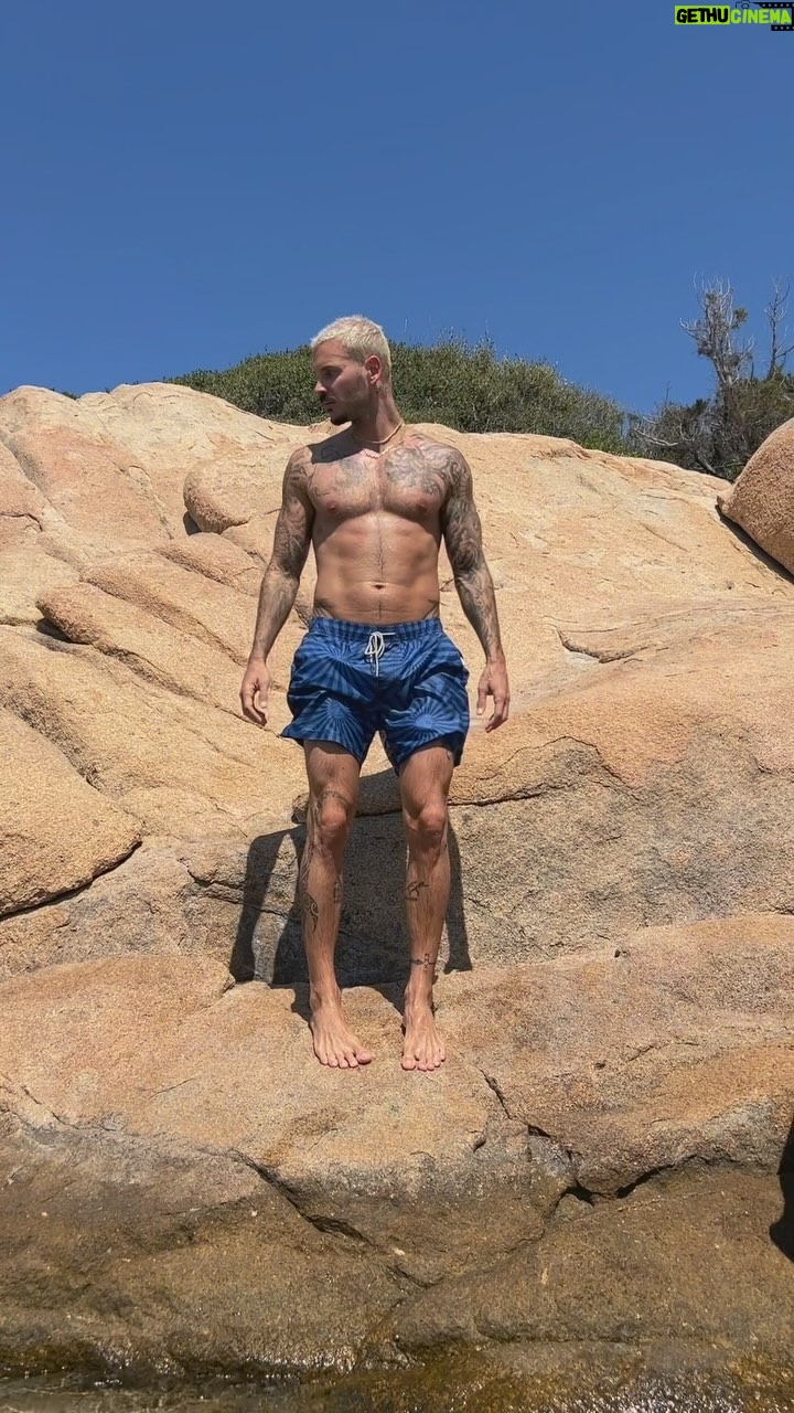 M. Pokora Instagram - 2023 en famille ou sur les routes (avec mon autre famille) , on a tout fait pour envoyer un maximum de belles ondes, célébrer la vie, les proches, les amis et ces 20 ans de carrière. Gratitude extrême 🙏🏼 MERCI . 2024 we coming !!!!