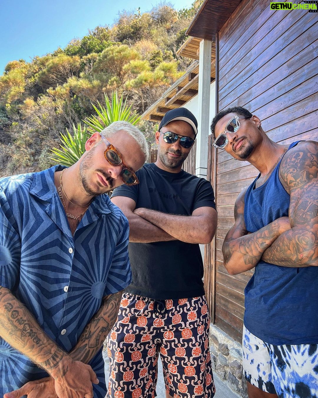 M. Pokora Instagram - Juillet merci pour les bénédictions. Famille, amis, festivals, foot, mer… VIE 🙏🏼🫶🏼