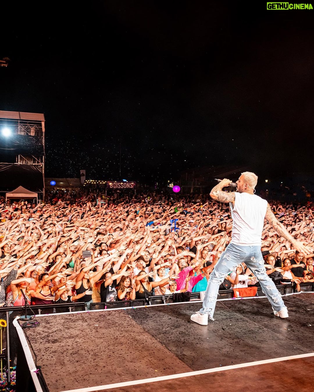 M. Pokora Instagram - Juillet merci pour les bénédictions. Famille, amis, festivals, foot, mer… VIE 🙏🏼🫶🏼