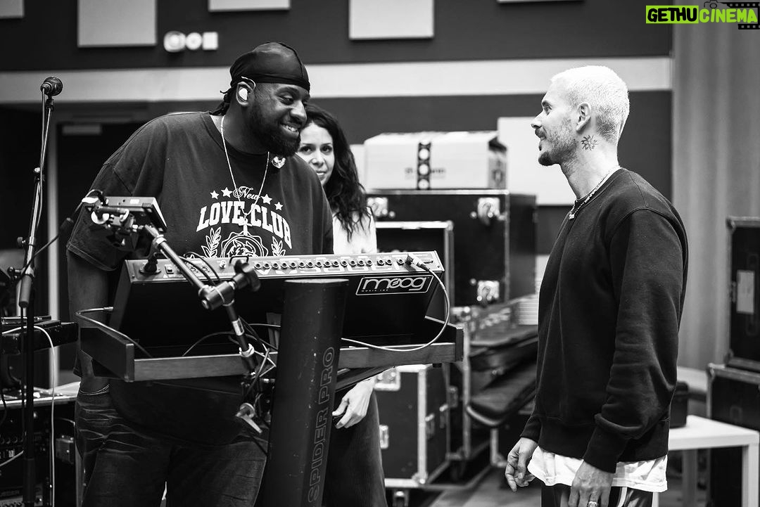 M. Pokora Instagram - Un vrai leader ne génère pas des suiveurs… il génère d’autres leaders… Love bomb sur mon équipe. 🤍