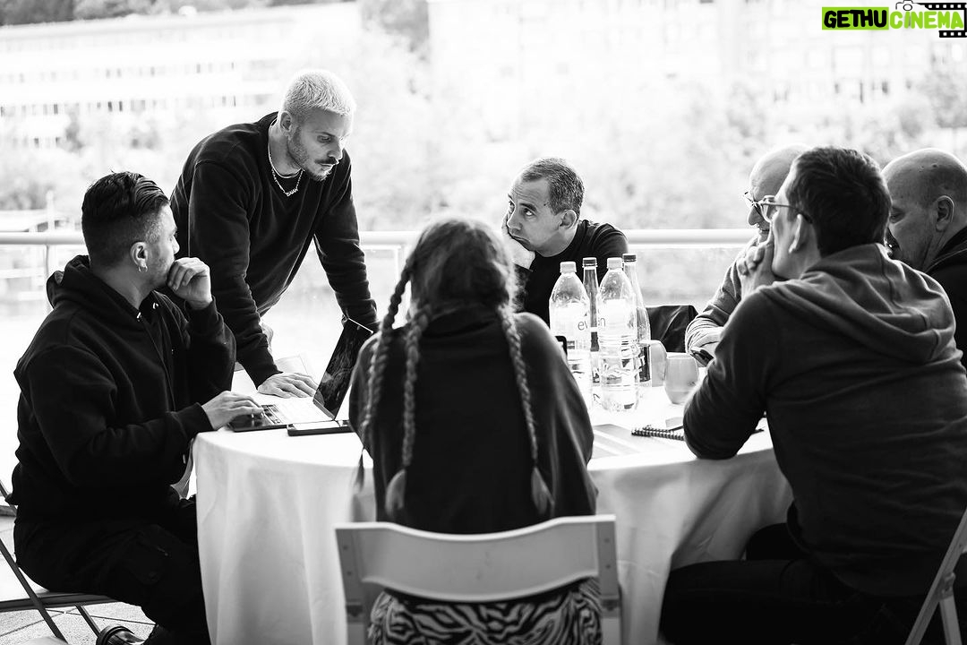 M. Pokora Instagram - Un vrai leader ne génère pas des suiveurs… il génère d’autres leaders… Love bomb sur mon équipe. 🤍