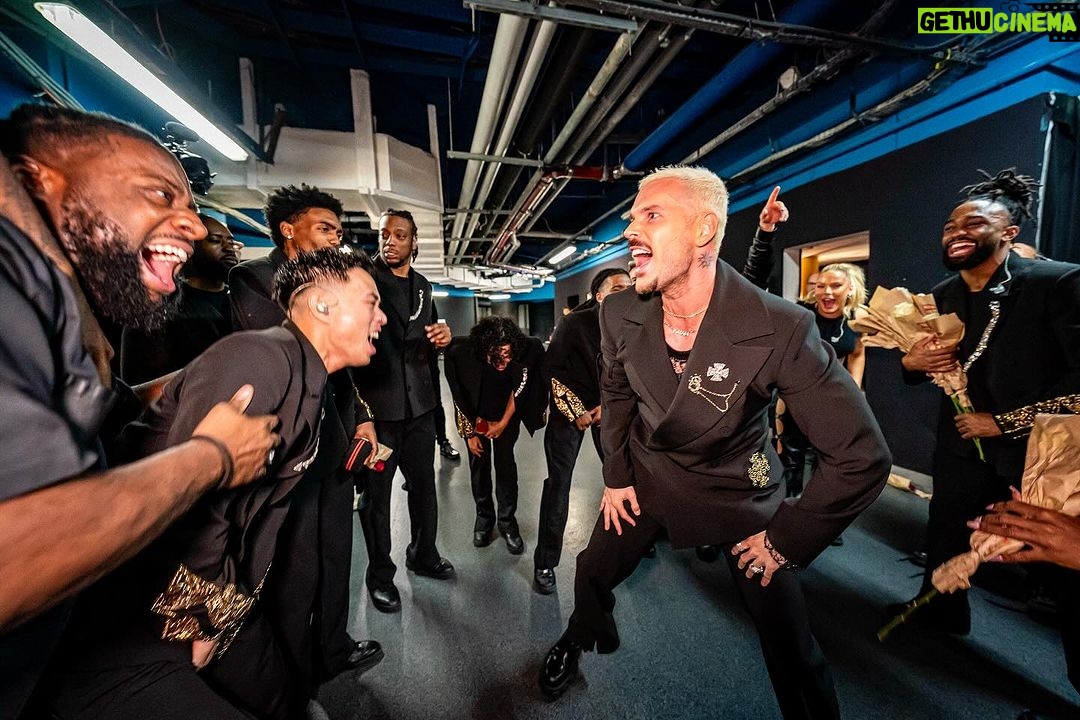 M. Pokora Instagram - Quand on fusionne avant de se présenter devant vous. 👉⚡️👈 INVINCIBLES nous devenons.