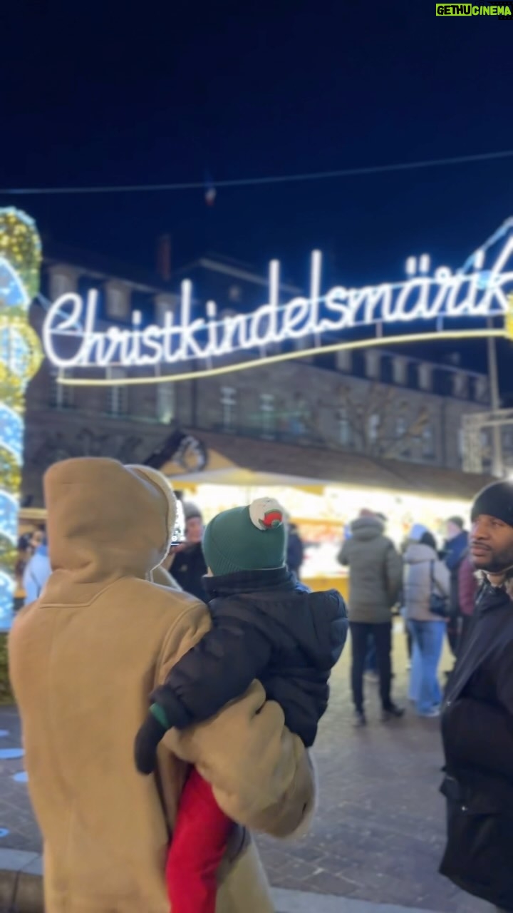 M. Pokora - 65.6K Likes - Tradition oblige, cette année encore petit tour en famille sur mes terres à Strasbourg pour voir les lumières de Noël, se ballader au marché place Broglie, place Kléber, aux pieds de la cathédale et finir avec une bonne flammekueche 🤤
Imprégner les enfants de cette magie dans laquelle j’ai eu la chance de grandir et voir qu’avec les années ils s’attachent à cette tradition c’est 🥹. Strasbourg je t’aime… Éternellement… Ton fils.