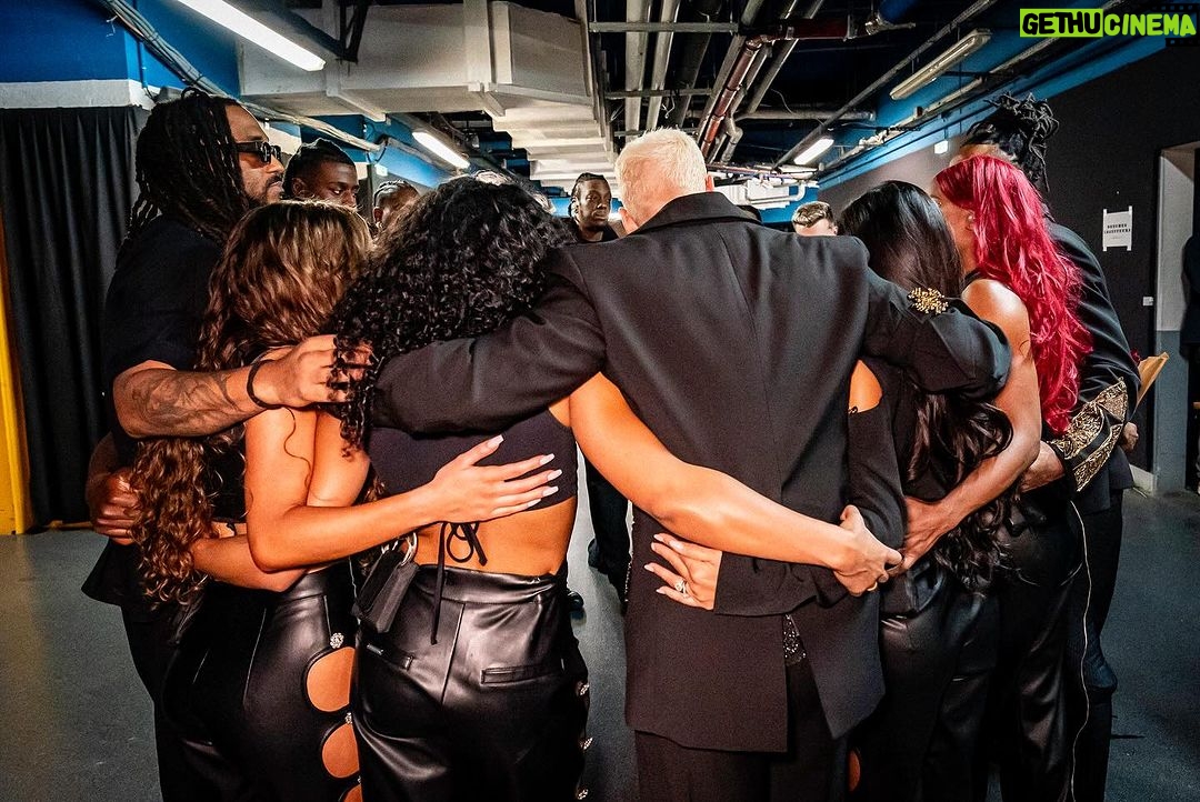 M. Pokora Instagram - Quand on fusionne avant de se présenter devant vous. 👉⚡️👈 INVINCIBLES nous devenons.