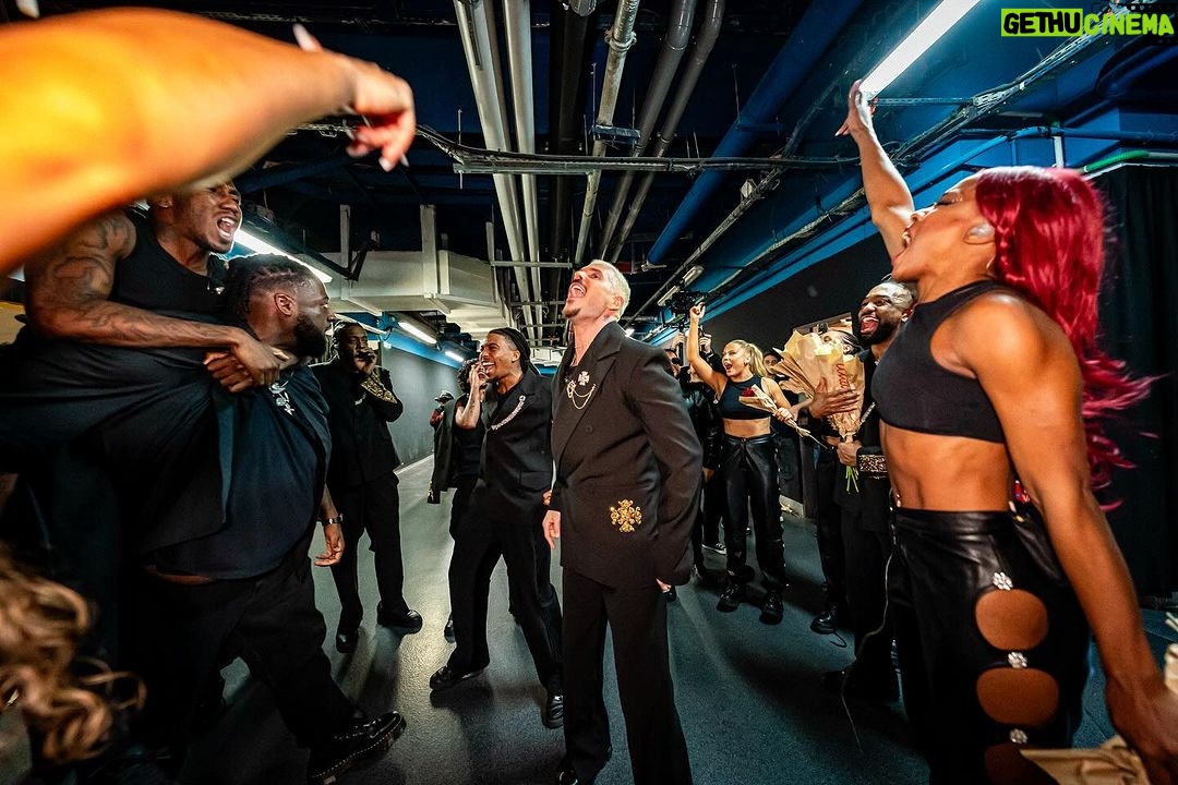 M. Pokora Instagram - Quand on fusionne avant de se présenter devant vous. 👉⚡️👈 INVINCIBLES nous devenons.