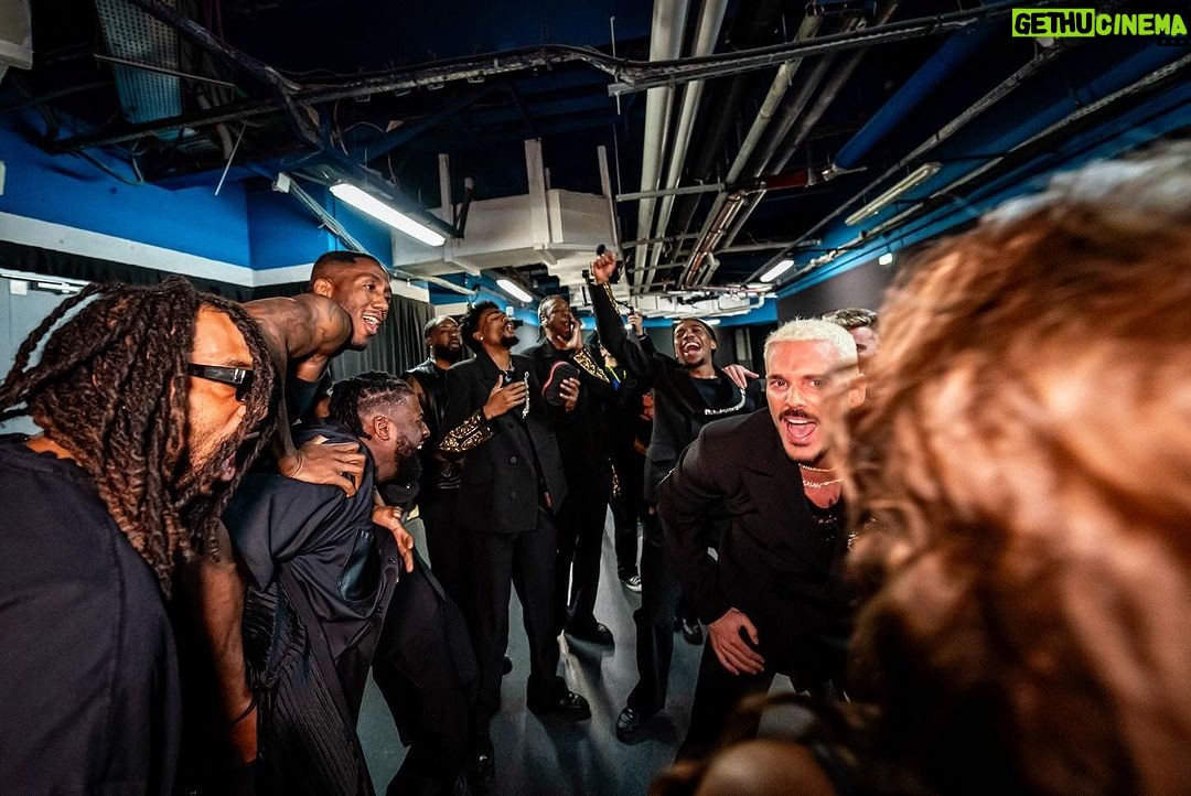M. Pokora Instagram - Quand on fusionne avant de se présenter devant vous. 👉⚡️👈 INVINCIBLES nous devenons.