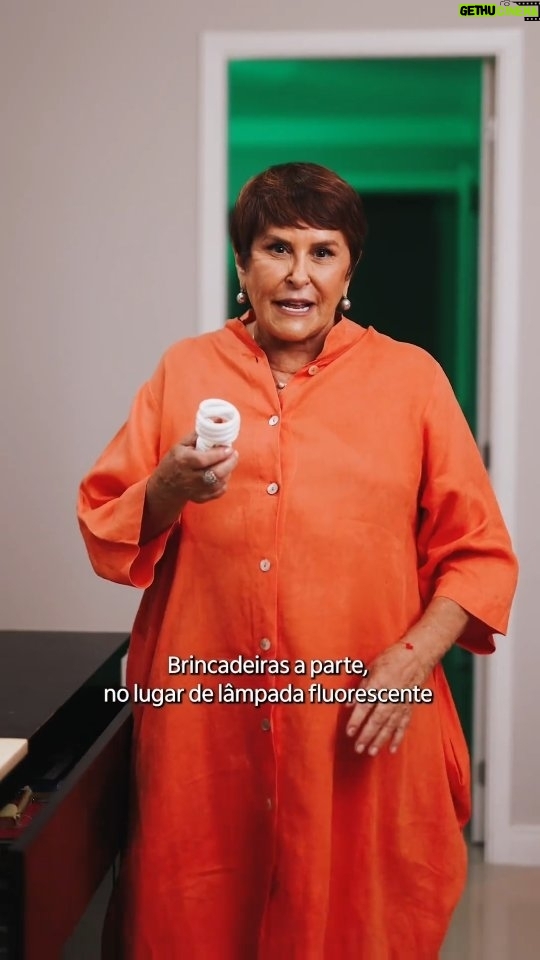 Márcia Fernandes Instagram - Mercúrio entrou no signo de Áries, então é hora da bronca: PARA DE SER DOIDA e acesse o site da @reciclus.oficial para saber onde descartar sua lâmpada fluorescente corretamente 💡Ninguém quer contaminação por mercúrio no meio ambiente, né? #publi