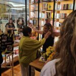Márcia Fernandes Instagram - Eeeeeii tchurmaaaaaa!!! A @karlacimed é uma grande amiga e eu não poderia deixar de prestigiar o lançamento do seu livro!! Já é sucesso!! Amei te ver e saiba que eu sinto muito amor por sua pessoa e seus filhos!! ❤️❤️❤️❤️ Beijosss tchurmaaa!! Shopping Iguatemi