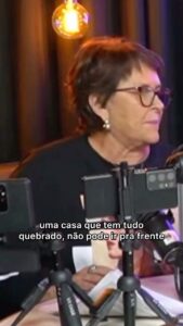 Márcia Fernandes Instagram - As toxinas da casa bloqueiam a circulação de energia. Elas são: 🔻objetos que você não usa 🔻roupas que você não gosta ou não usa há tempos 🔻coisas feias 🔻coisas quebradas, lascadas ou rachadas 🔻velhas cartas, bilhetes 🔻plantas mortas ou doentes 🔻recibos/jornais/revistas antigos 🔻remédios vencidos 🔻meias velhas, furadas 🔻sapatos estragados 🔻velharias de todo tipo que te ligam ao passado OLHA QUE MALUCO: ➖No porão e no sótão, as tralhas viram sobrecarga; ➖Na entrada, restringem o fluxo da vida; ➖Empilhadas no chão, nos puxam para baixo; ➖Acima de nós, são dores de cabeça; ➖Sob a cama, poluem o sono ➖Espalhadas pela casa, entulham a vida. COM O DESTRALHAMENTO: 🔺A saúde melhora; 🔺A criatividade cresce; 🔺Os relacionamentos se aprimoram; 🔺Há maior capacidade de raciocínio; 🔺Leveza no espírito e no humor PERGUNTAS QUE AJUDAM O DESTRALHAMENTO: ➕Por que estou guardando isso? ➕Será que tem a ver comigo hoje? ➕O que vou sentir ao liberar isto? ...e vá fazendo pilhas separadas... 🔹Para doar! 🔹Para jogar fora! 🔹Para vender! A LIMPEZA DE DENTRO REFLETE POR FORA: ➖livre-se de barulhos, ➖das luzes fortes, ➖das cores berrantes, ➖dos odores químicos, ➖dos revestimentos sintéticos, ➖do que traz lembrança triste... ➖libere mágoas, ➖pare de fumar, ➖repense o uso da carne, ➖termine projetos inacabados. ➕Cultive energia positiva em sua casa. ➕Faça uma limpeza geral e use caixas para organização: 🚫lixo ✅consertos ♻reciclagem 🤔em dúvida 🎁presentes 💞doação 🤑vender Comece por gavetas e armários e conclua cada cômodo, faça tudo no seu ritmo. Enquanto faxina, observe as mudanças acontecendo em ✨ VOCÊ ✨ e veja a prosperidade entrar!
