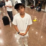 Márcio Garcia Instagram - E lá vamos nós pra mais uma aventura, juntos… De todos os programas, o que mais gosto é viajar com a minha família. São nesse momentos que estreitamos ainda mais os nossos laços. Já disse aqui algumas vezes que família perfeita não existe, mas esse convívio entre nós, os filhos, os irmãos e até os amigos dos filhos nos aproximam muito! Vocês já devem estar se perguntando; Cadê a Andrea? Ela ainda não chegou mas em breve vem nos encontrar. Saudade também nutre… enquanto isso vou me esbaldando com eles… E cá entre nós; se tem uma coisa que eu e ela sabemos fazer é filho bonito… É ou não é ??? A cara séria foi direção da Nina! Obrigado, meu Deus por tantas bençãos!!! #familia #filhos #amormaiordomundo #amor #tamanhofamília Snowmass Village, Colorado