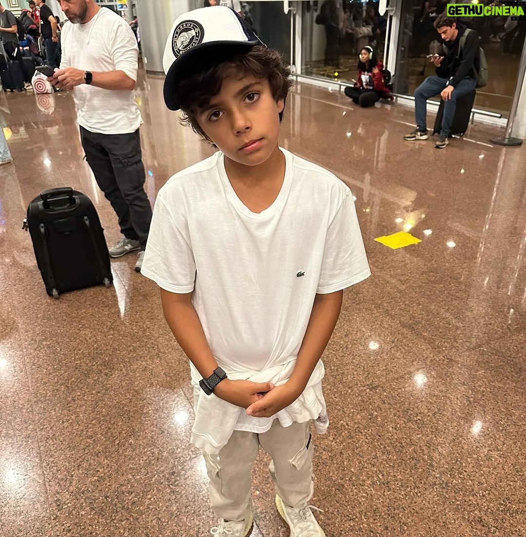 Márcio Garcia Instagram - E lá vamos nós pra mais uma aventura, juntos… De todos os programas, o que mais gosto é viajar com a minha família. São nesse momentos que estreitamos ainda mais os nossos laços. Já disse aqui algumas vezes que família perfeita não existe, mas esse convívio entre nós, os filhos, os irmãos e até os amigos dos filhos nos aproximam muito! Vocês já devem estar se perguntando; Cadê a Andrea? Ela ainda não chegou mas em breve vem nos encontrar. Saudade também nutre… enquanto isso vou me esbaldando com eles… E cá entre nós; se tem uma coisa que eu e ela sabemos fazer é filho bonito… É ou não é ??? A cara séria foi direção da Nina! Obrigado, meu Deus por tantas bençãos!!! #familia #filhos #amormaiordomundo #amor #tamanhofamília Snowmass Village, Colorado