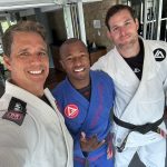 Márcio Garcia Instagram - O Primeiro treino do ano não poderia ter sido melhor! Obrigado pela aula irmãos @rogergracie e @kleberbuiuu ... Sofri, mas valeu a pena!! Oss!! Todo esporte nos ensina que a disciplina e a prática constante são determinantes na performance, mas com o Jiu Jitsu aprendi o valor inestimável da resiliência. Se você ainda não conhece a arte suave recomendo uma visita a uma academia. Pode ser que você, ou o seu filho(a) se surpreendam e se encantem como aconteceu comigo, há 30 anos com meu irmão, mestre @castellobrancobjj ! Vou marcar aqui alguns nomes que são referência caso você tenha interesse em saber mais sobre o Jiu-Jitsu! #jiujitsu #oss #pratiqueesportes Joá, Rio De Janeiro, Brazil