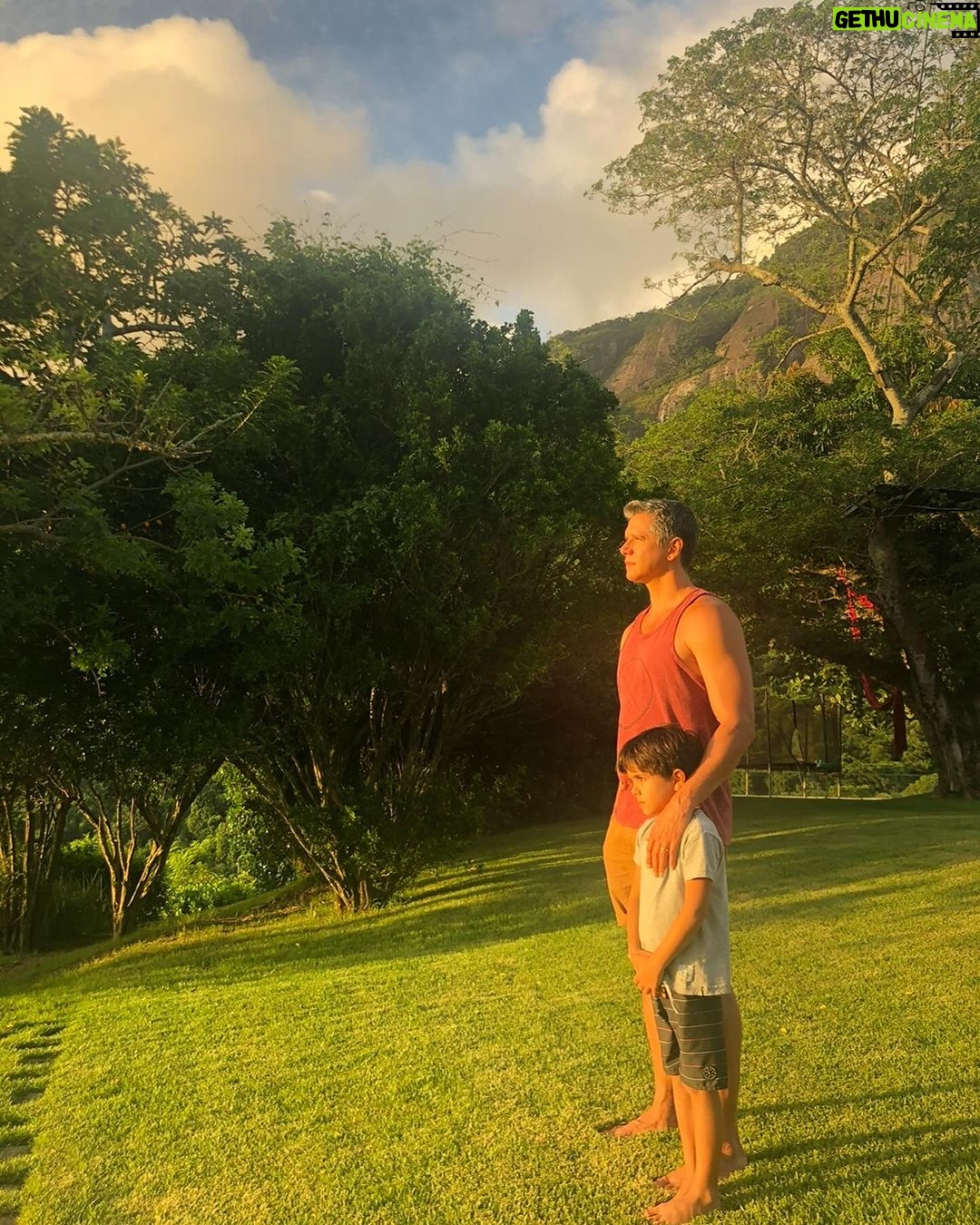 Márcio Garcia Instagram - Um tbt com atraso pra lembrar o quanto o tempo é precioso… aproveite o que realmente importa, agradeça pela sua saúde e da sua família, e por mais um por do sol, diariamente! A manutenção da gratidão te faz enxergar aonde você deve investir mais do seu tão preciso tempo. Afinal, o que temos além dele? Que Deus abençoe a você, aos seus e aos nossos🙏🏼 Joá, Rio De Janeiro, Brazil