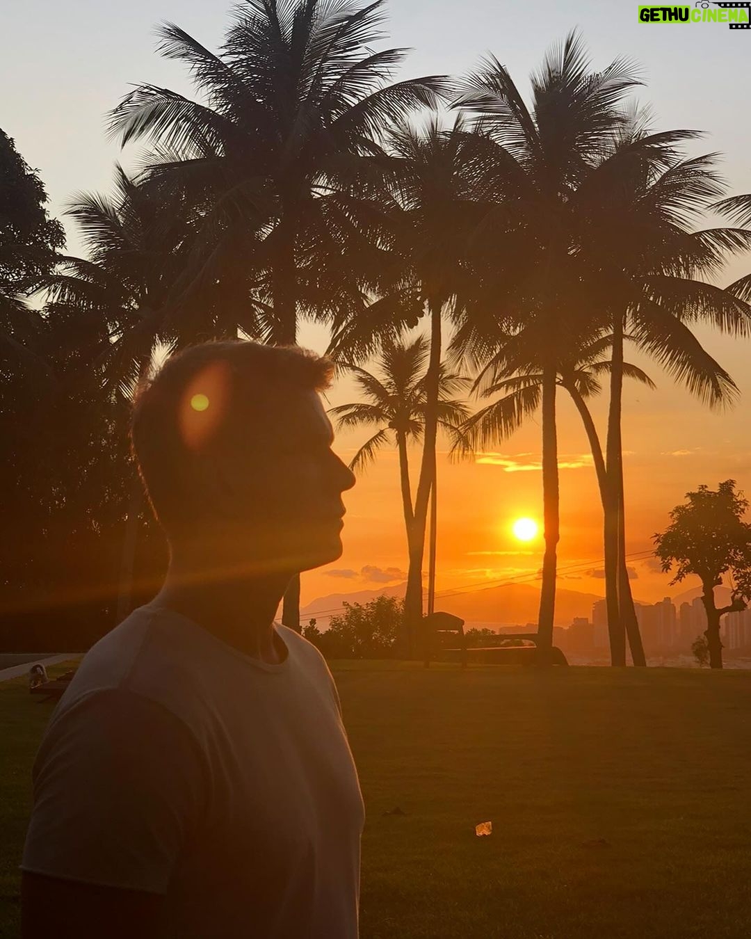Márcio Garcia Instagram - Um tbt com atraso pra lembrar o quanto o tempo é precioso… aproveite o que realmente importa, agradeça pela sua saúde e da sua família, e por mais um por do sol, diariamente! A manutenção da gratidão te faz enxergar aonde você deve investir mais do seu tão preciso tempo. Afinal, o que temos além dele? Que Deus abençoe a você, aos seus e aos nossos🙏🏼 Joá, Rio De Janeiro, Brazil