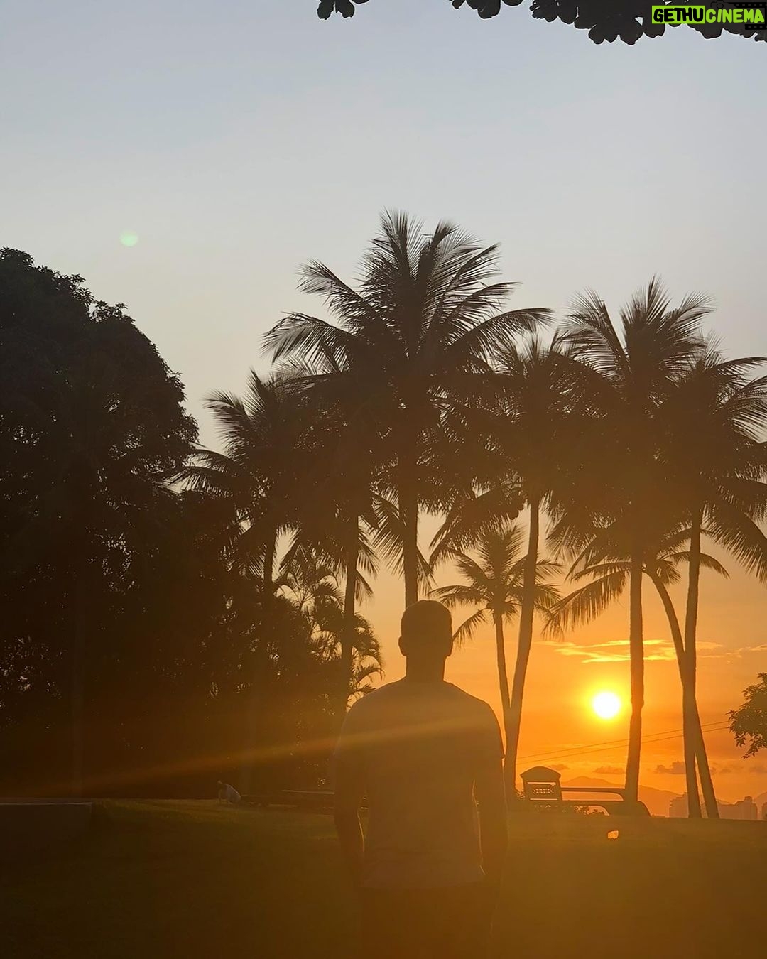 Márcio Garcia Instagram - Um tbt com atraso pra lembrar o quanto o tempo é precioso… aproveite o que realmente importa, agradeça pela sua saúde e da sua família, e por mais um por do sol, diariamente! A manutenção da gratidão te faz enxergar aonde você deve investir mais do seu tão preciso tempo. Afinal, o que temos além dele? Que Deus abençoe a você, aos seus e aos nossos🙏🏼 Joá, Rio De Janeiro, Brazil