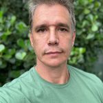 Márcio Garcia Instagram - Existem, basicamente, três versões de nós mesmos. Uma boa, uma neutra e uma ruim. . A boa te traz muitos benefícios. O bom humor e o riso compartilhados tendem a melhorar a sua relação com as pessoas, aumentando a intimidade e, claro, contribuem com o estado de felicidade. Além disso, fortalece o sistema imunológico, aumenta a serotonina, a dopamina e diminui a dor. Protege você contra os efeitos do estresse, e te aproxima de Deus, entre outros benefícios! . A versão neutra, como o próprio nome diz, de nada serve. . A ruim te afasta das pessoas e baixa a imunidade. Com o tempo, o cortisol e os hormônios do estresse enfraquecem o sistema imunológico, deixando você mais suscetível à contração de gripes, resfriados e outras doenças. Além de te afastar de Deus, e da boa sorte! . Tente perceber com qual destas versões você passa a maior parte do seu dia e fique atento pra que a sua melhor versão prevaleça. Você e todos a sua volta irão colher os frutos! E não se esqueça; Seja grato e não reclame em vão! #pazeamor #gratidão #deusnocomando