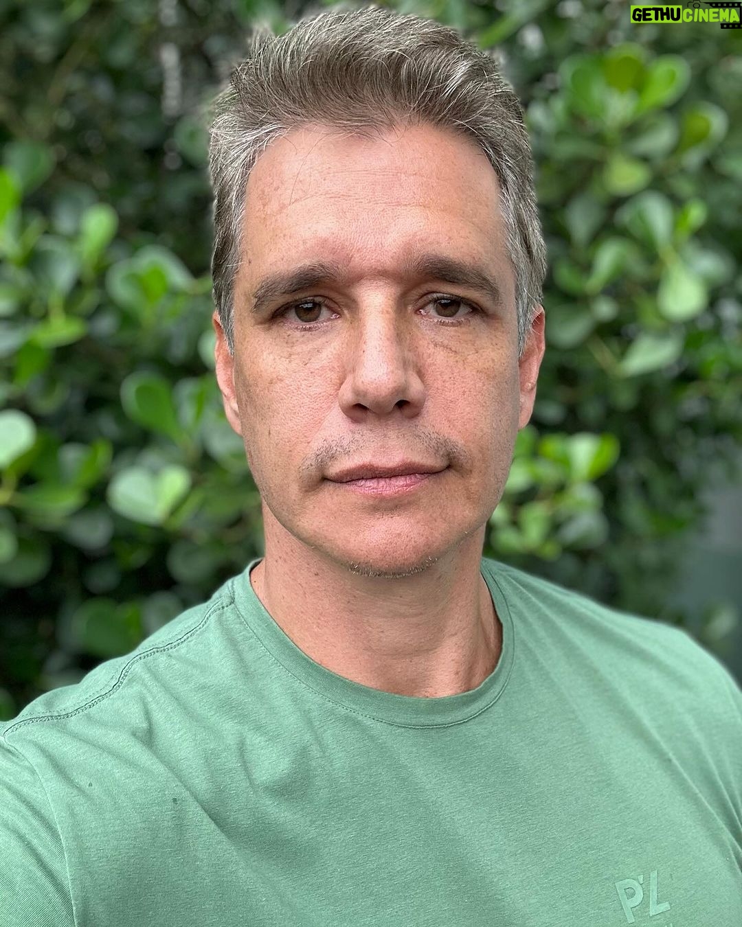 Márcio Garcia Instagram - Existem, basicamente, três versões de nós mesmos. Uma boa, uma neutra e uma ruim. . A boa te traz muitos benefícios. O bom humor e o riso compartilhados tendem a melhorar a sua relação com as pessoas, aumentando a intimidade e, claro, contribuem com o estado de felicidade. Além disso, fortalece o sistema imunológico, aumenta a serotonina, a dopamina e diminui a dor. Protege você contra os efeitos do estresse, e te aproxima de Deus, entre outros benefícios! . A versão neutra, como o próprio nome diz, de nada serve. . A ruim te afasta das pessoas e baixa a imunidade. Com o tempo, o cortisol e os hormônios do estresse enfraquecem o sistema imunológico, deixando você mais suscetível à contração de gripes, resfriados e outras doenças. Além de te afastar de Deus, e da boa sorte! . Tente perceber com qual destas versões você passa a maior parte do seu dia e fique atento pra que a sua melhor versão prevaleça. Você e todos a sua volta irão colher os frutos! E não se esqueça; Seja grato e não reclame em vão! #pazeamor #gratidão #deusnocomando